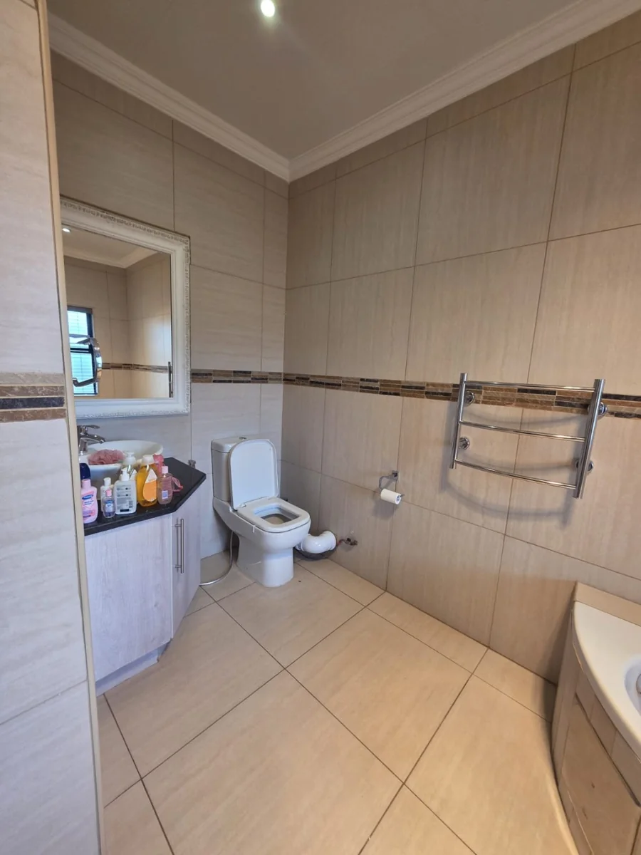 3 Bedroom and 3 Bathroom House for Sale in Cashan