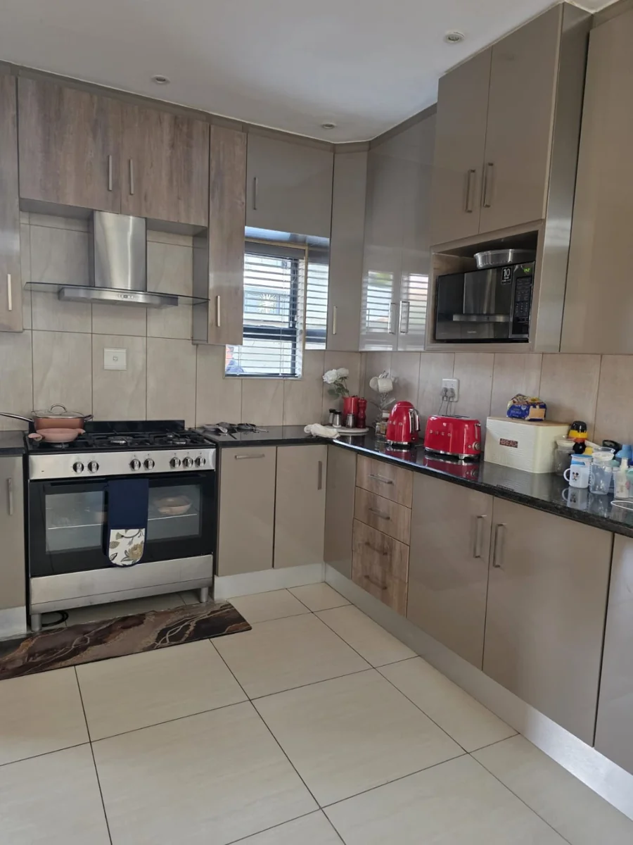 3 Bedroom and 3 Bathroom House for Sale in Cashan