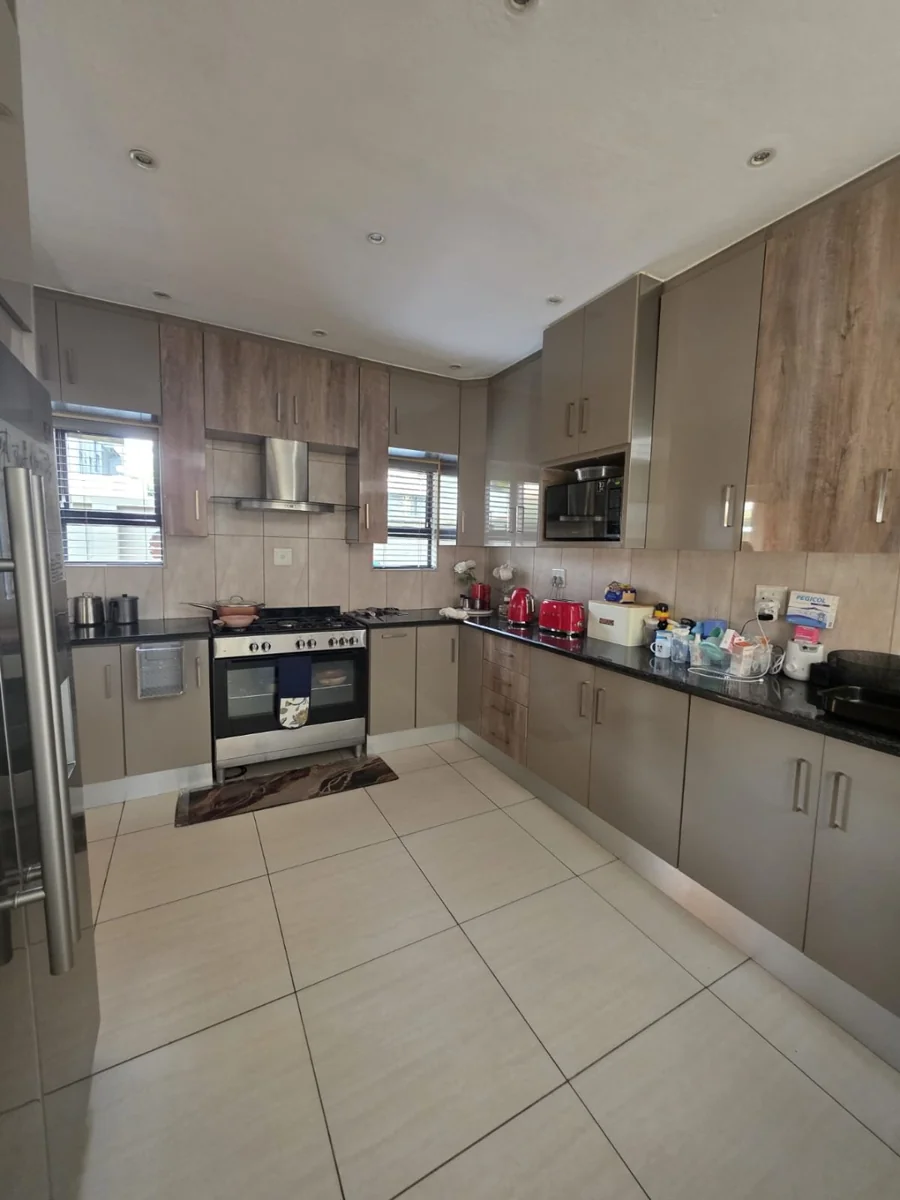 3 Bedroom and 3 Bathroom House for Sale in Cashan