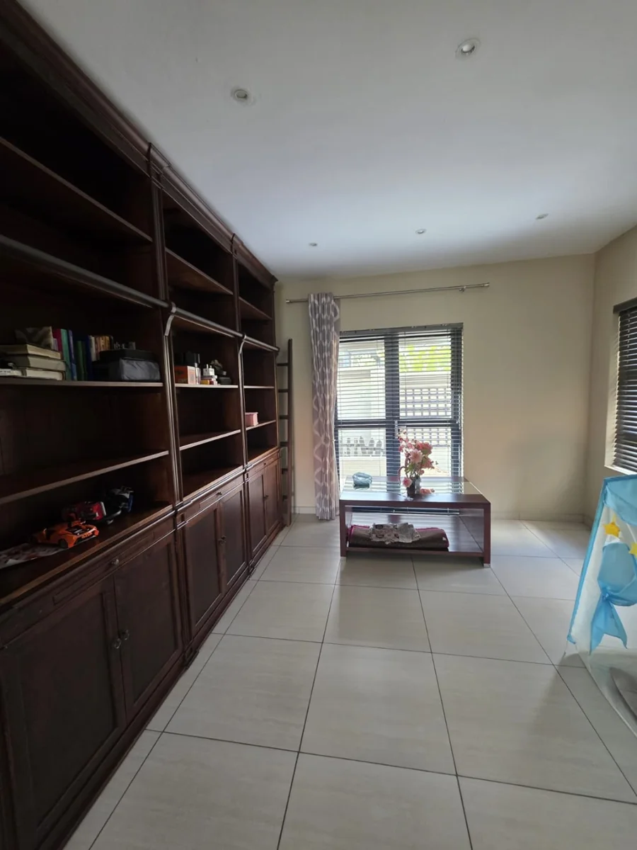3 Bedroom and 3 Bathroom House for Sale in Cashan