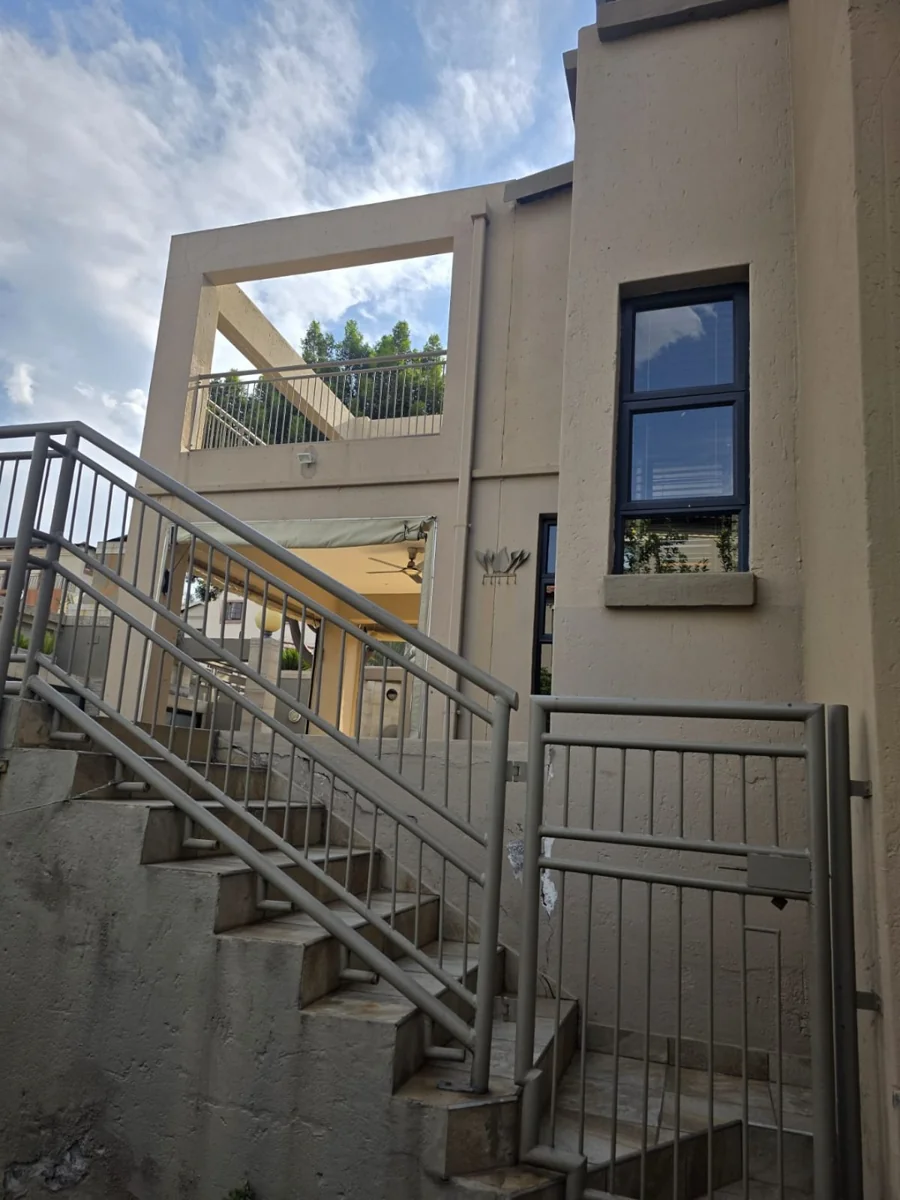 3 Bedroom and 3 Bathroom House for Sale in Cashan