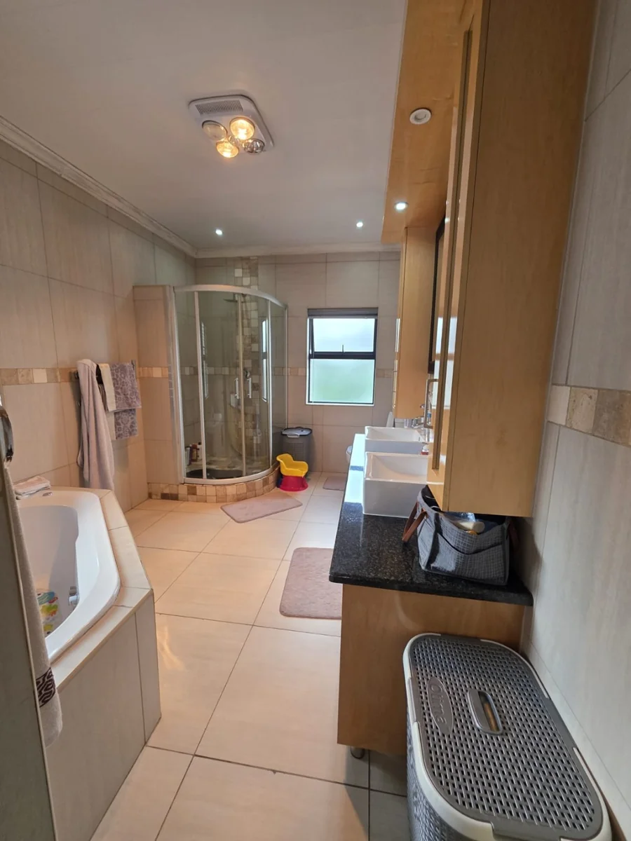 3 Bedroom and 3 Bathroom House for Sale in Cashan