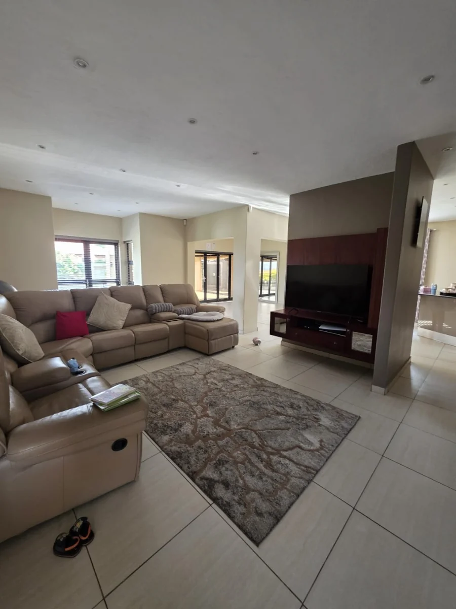 3 Bedroom and 3 Bathroom House for Sale in Cashan