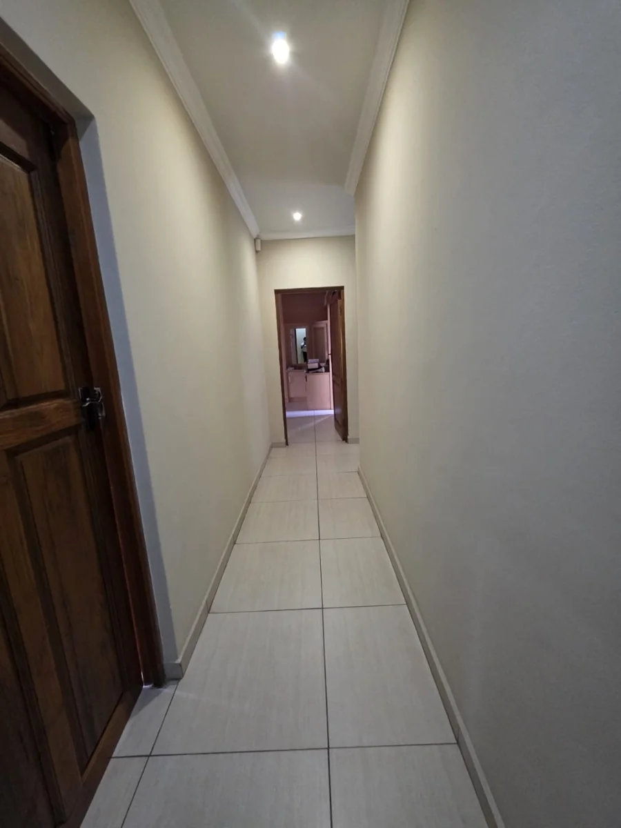 3 Bedroom and 3 Bathroom House for Sale in Cashan