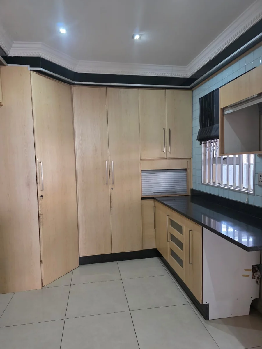 Spacious 4-Bedroom Family Home with Pool, Lapa & Versatile Living Spaces