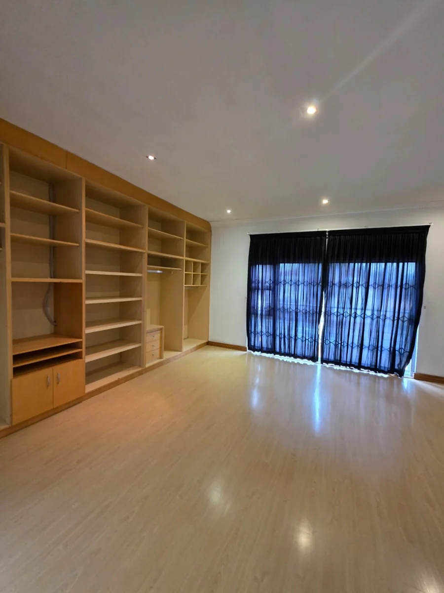 Spacious 4-Bedroom Family Home with Pool, Lapa & Versatile Living Spaces