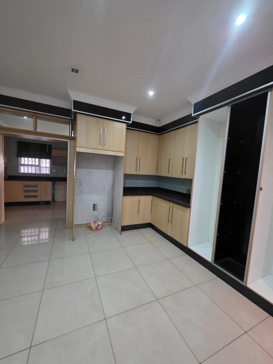 Spacious 4-Bedroom Family Home with Pool, Lapa & Versatile Living Spaces