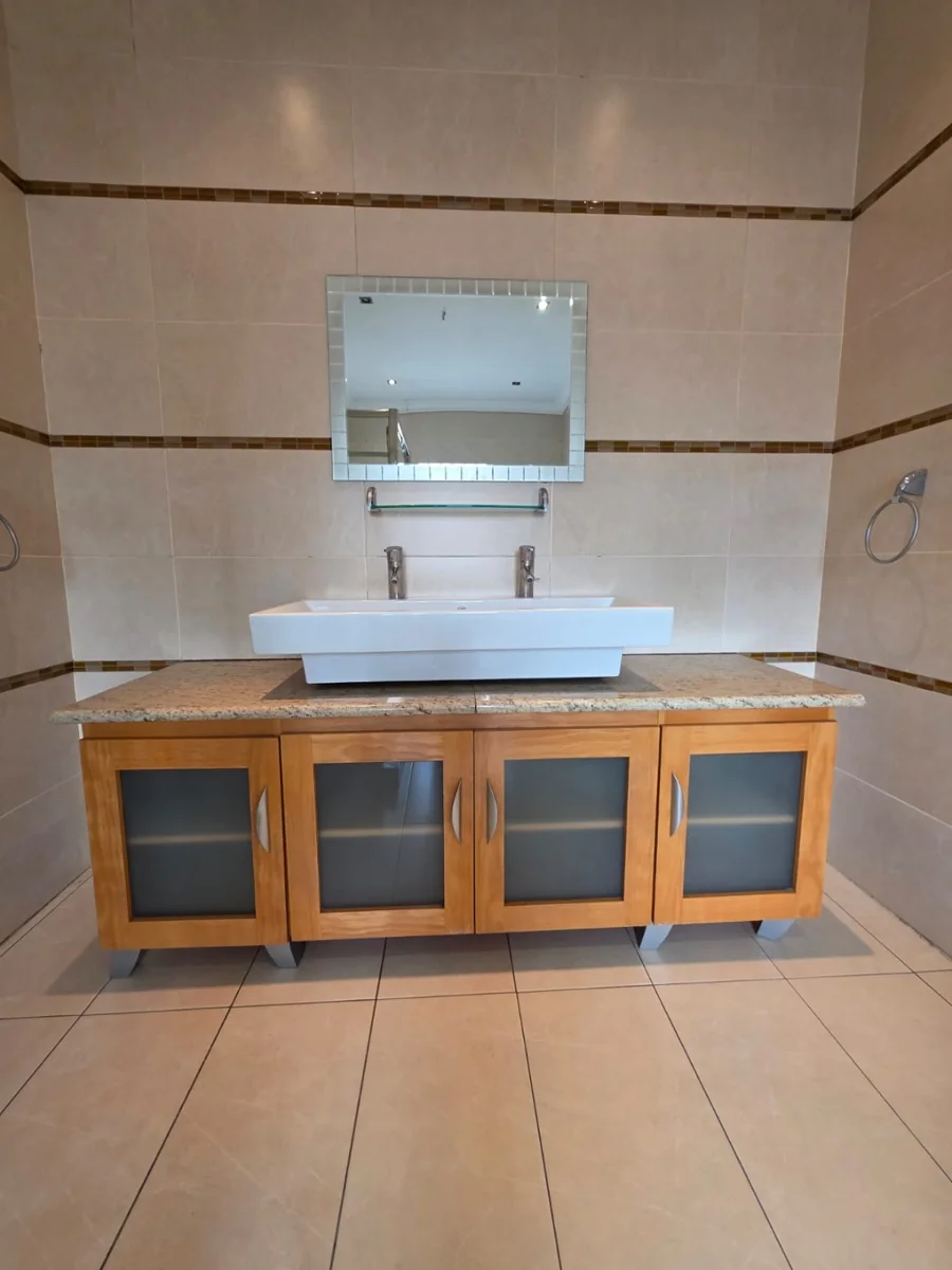 Spacious 4-Bedroom Family Home with Pool, Lapa & Versatile Living Spaces