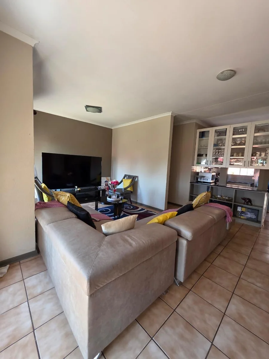 Neat 2-Bedroom Home in Secure Complex with Scullery & Wendy House