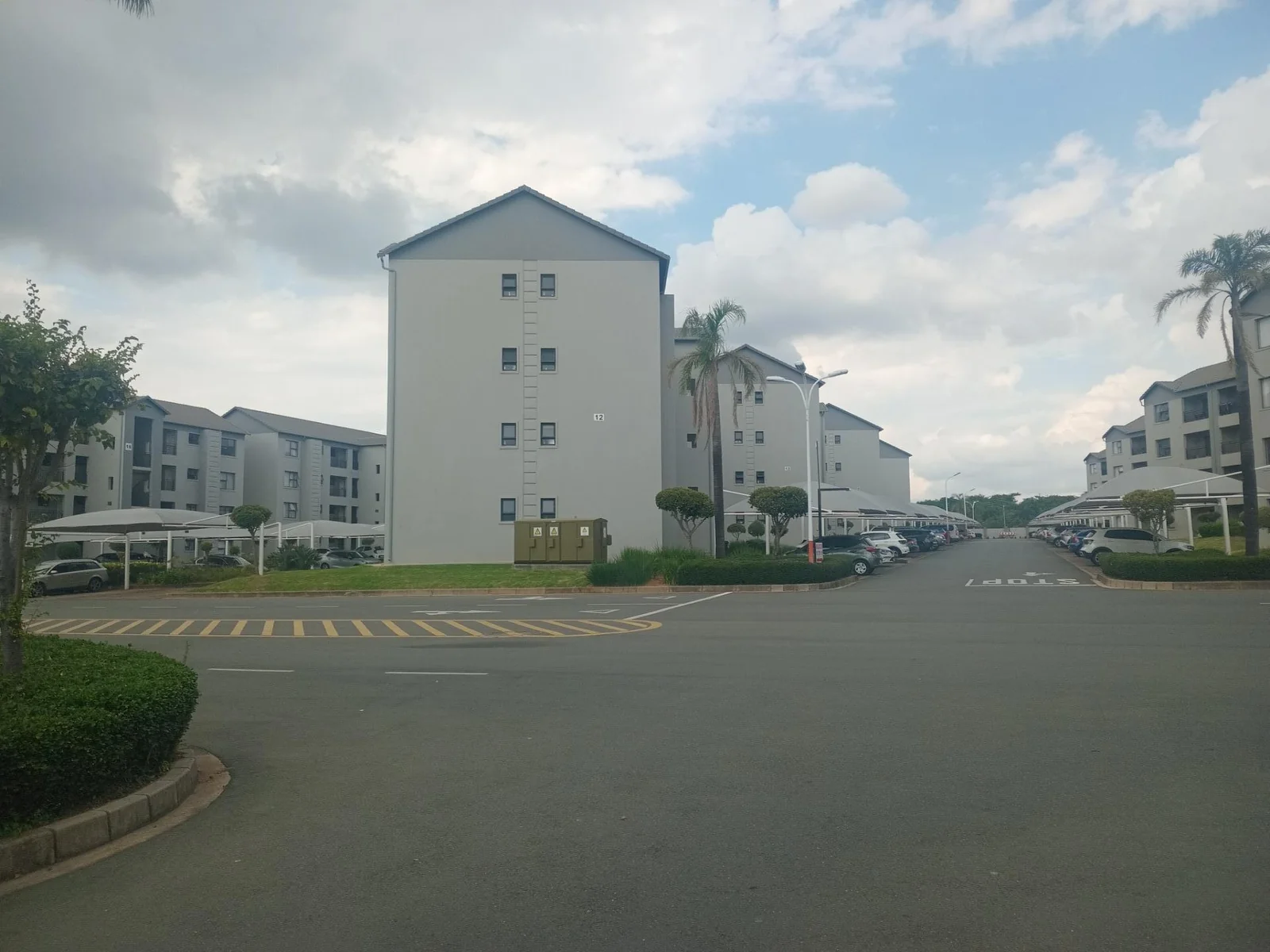 A lovely 2 bed, 1 bath apartment in Erand Gardens, Midrand.
