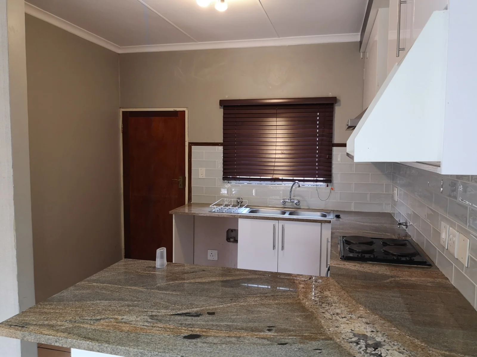 2Bed, 2Bath, 2Garage Simplex To Let.