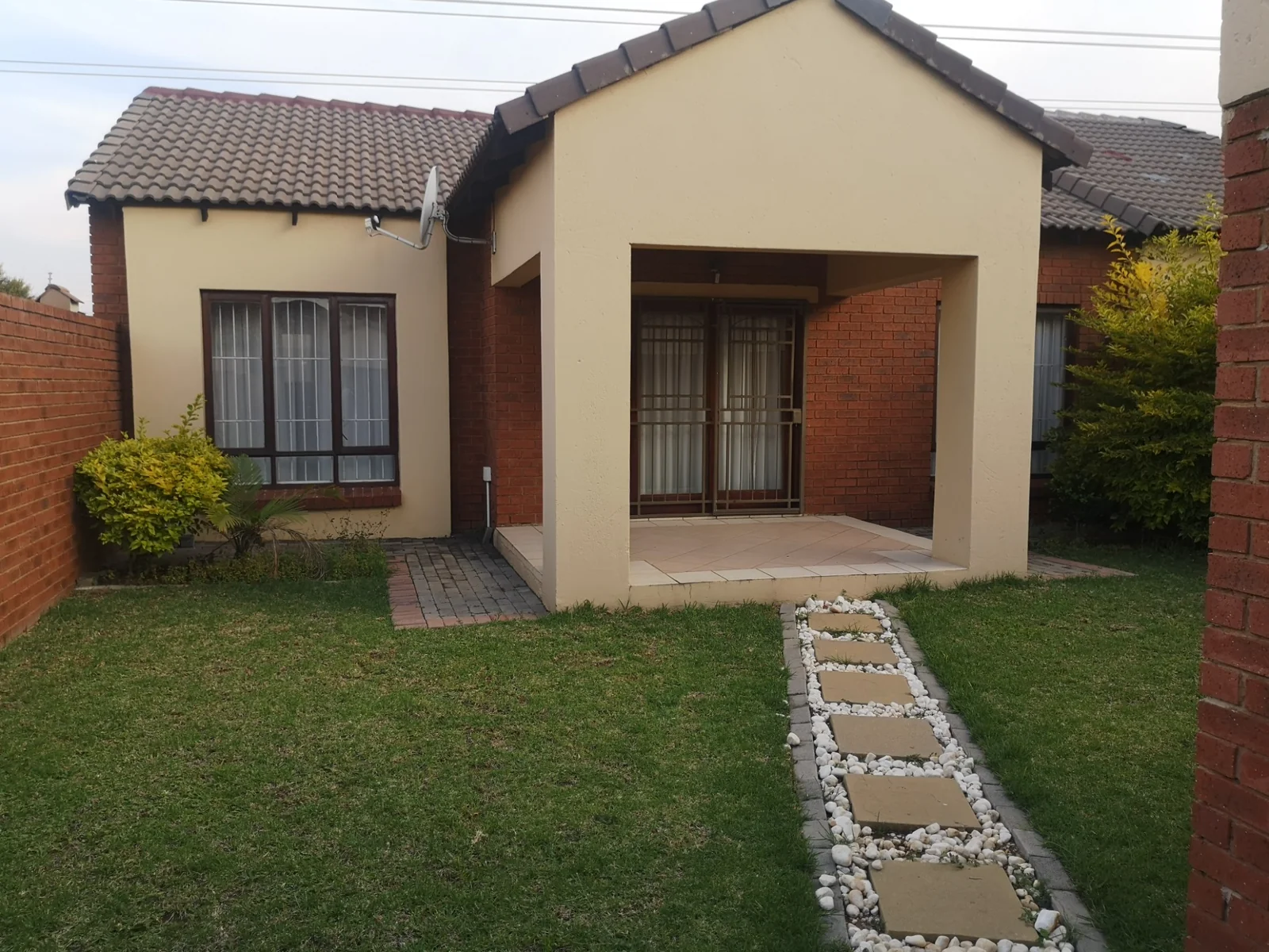 2Bed, 2Bath, 2Garage Simplex To Let.