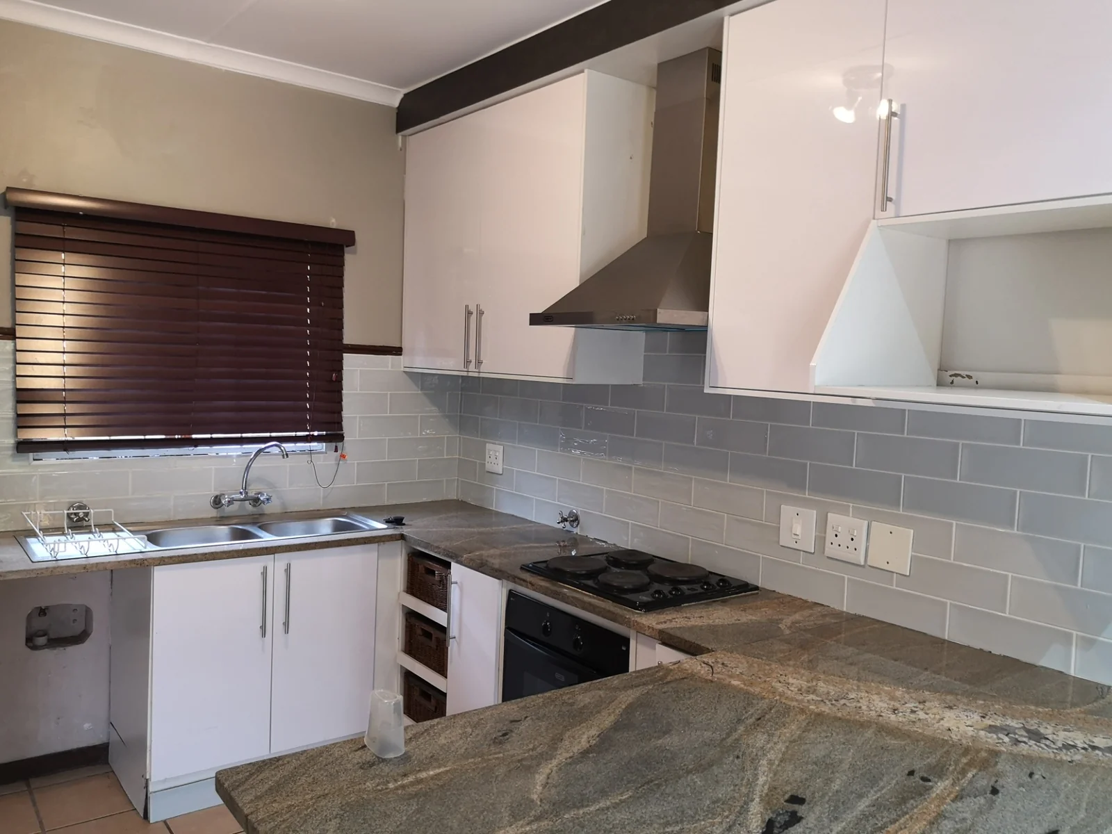 2Bed, 2Bath, 2Garage Simplex To Let.