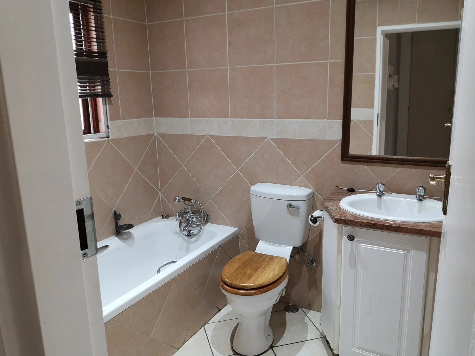 2Bed, 2Bath, 2Garage Simplex To Let.