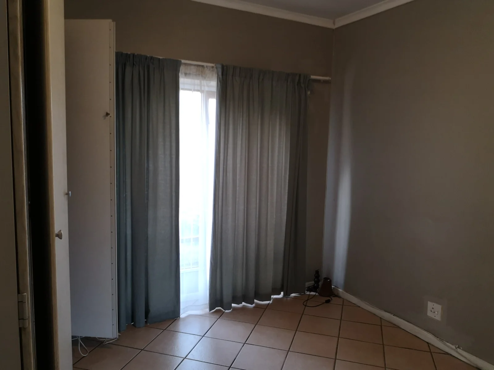 2Bed, 2Bath, 2Garage Simplex To Let.