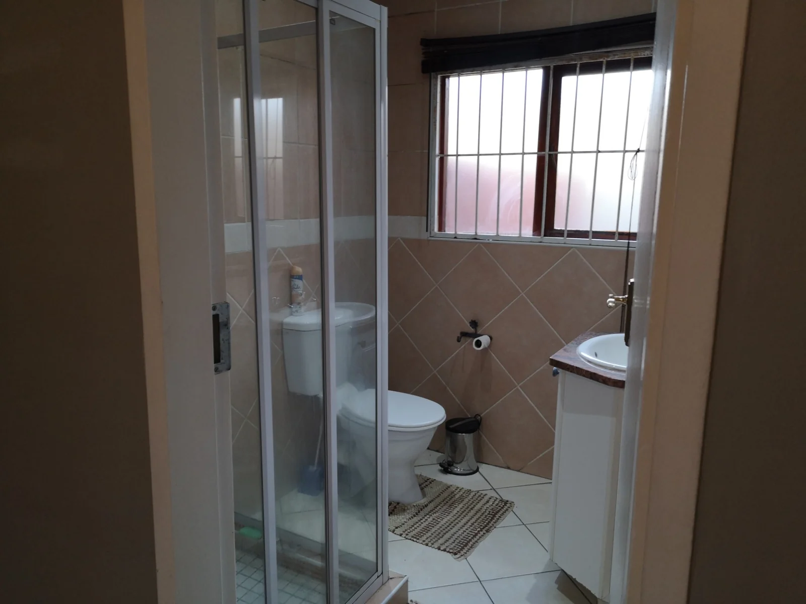 2Bed, 2Bath, 2Garage Simplex To Let.