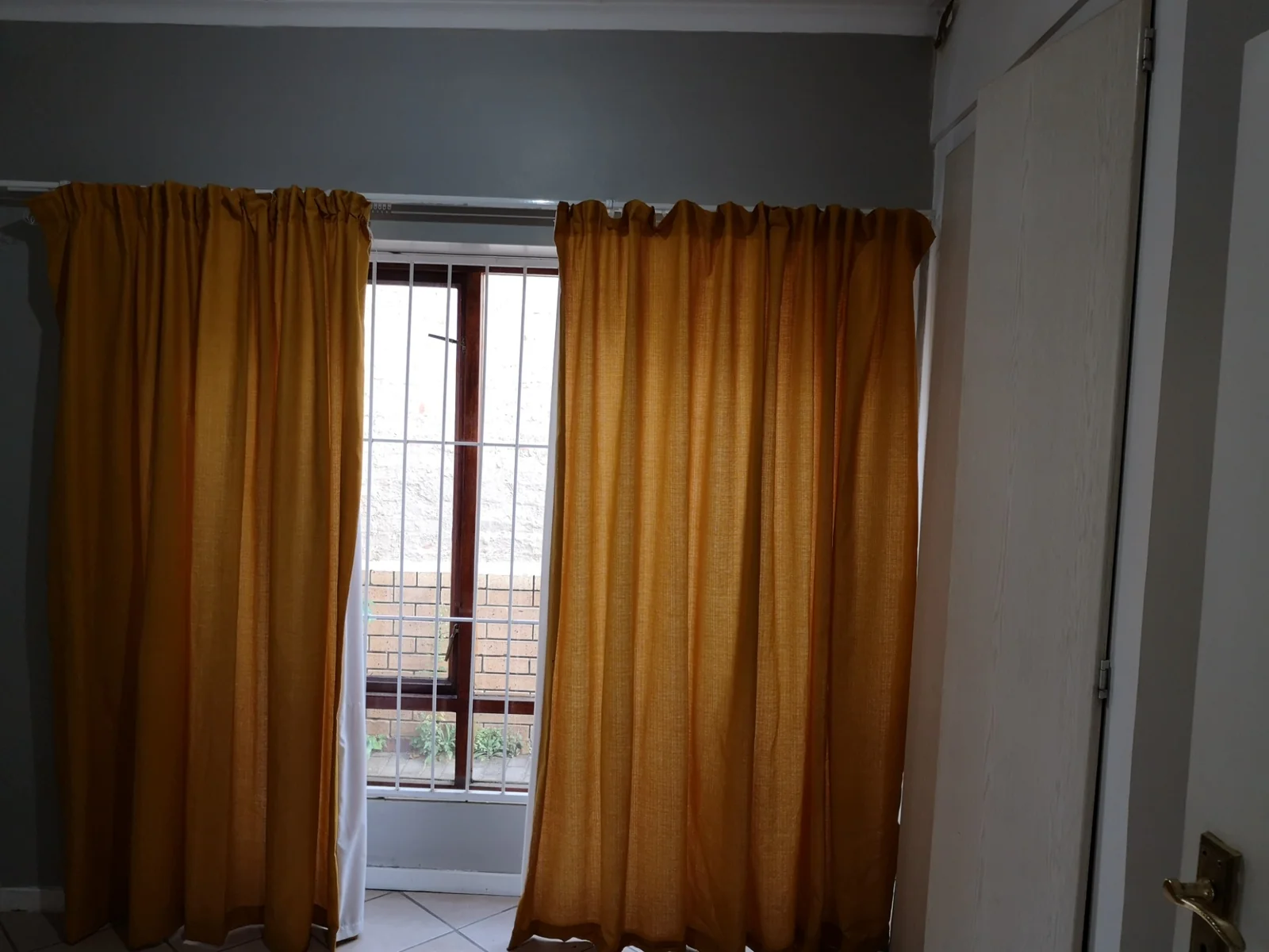 2Bed, 2Bath, 2Garage Simplex To Let.