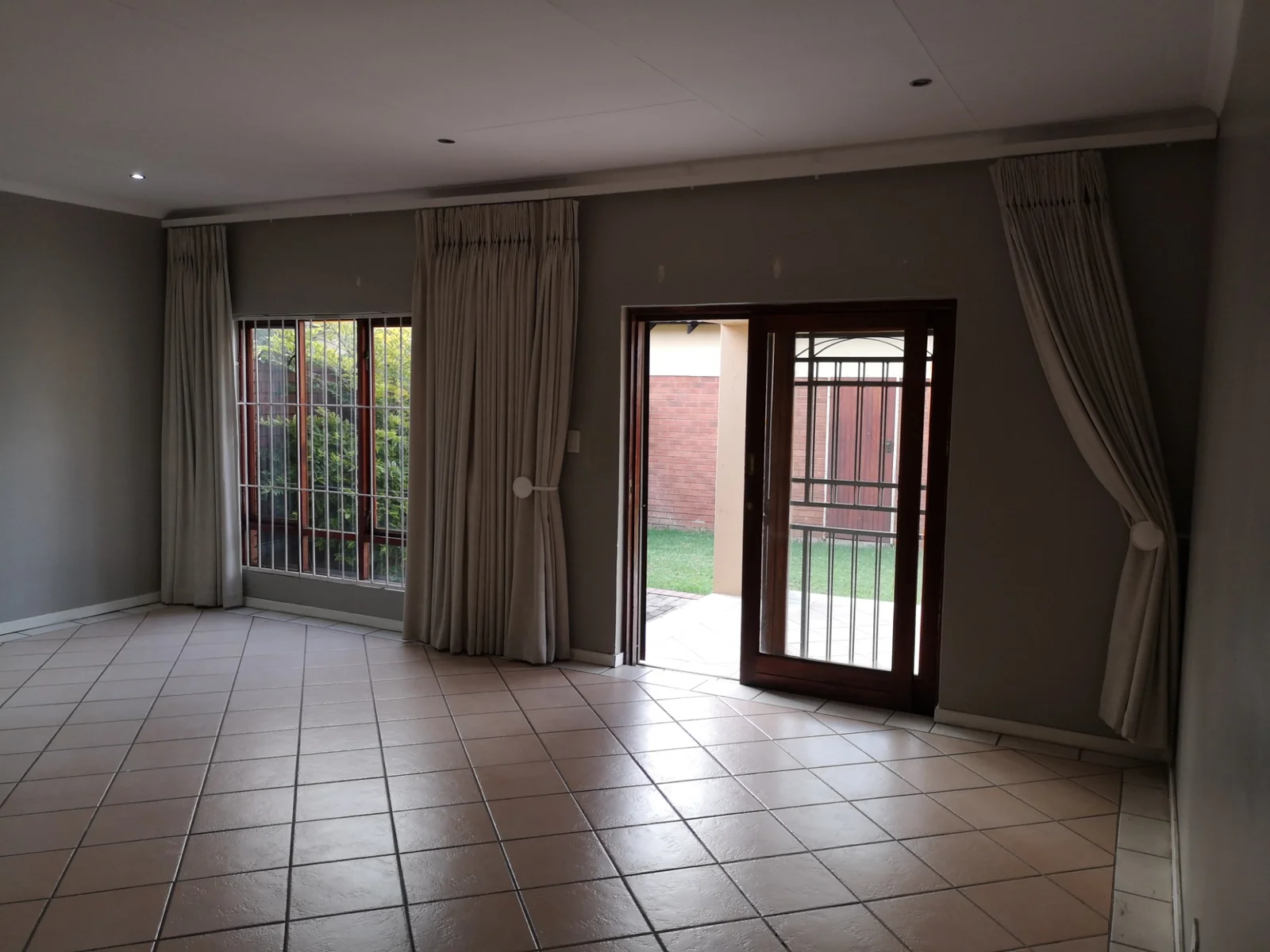 2Bed, 2Bath, 2Garage Simplex To Let.