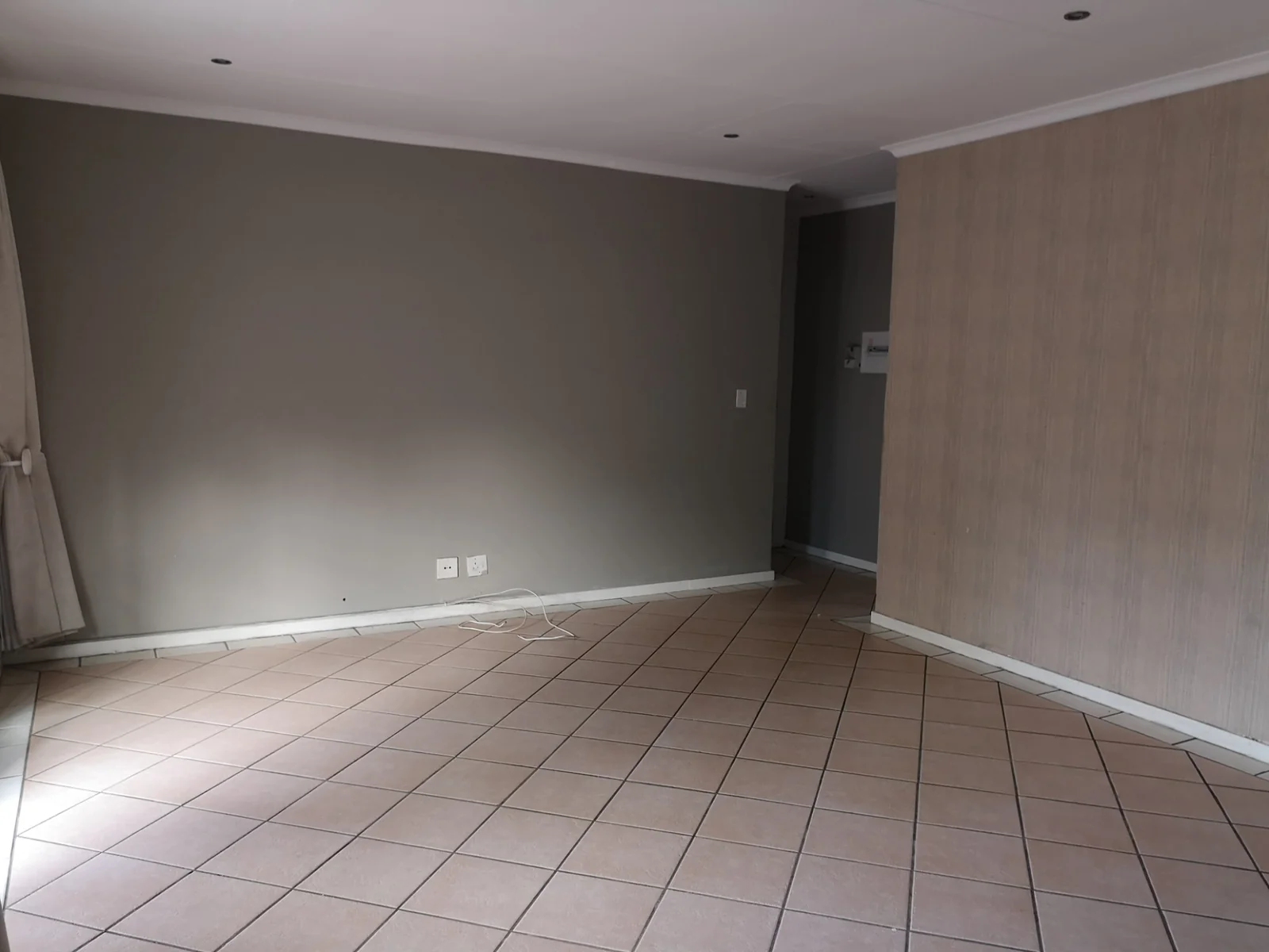 2Bed, 2Bath, 2Garage Simplex To Let.