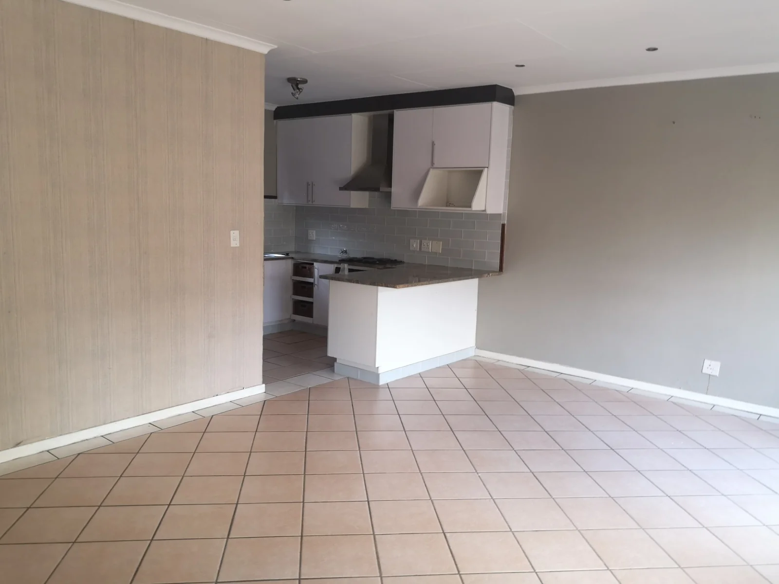 2Bed, 2Bath, 2Garage Simplex To Let.