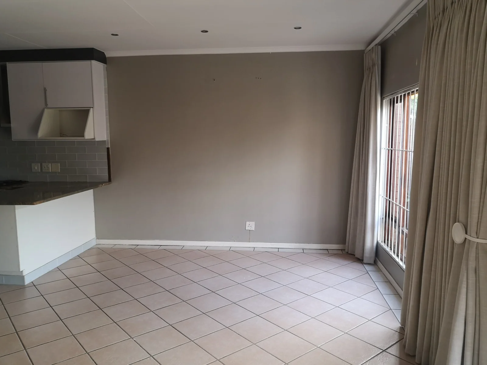 2Bed, 2Bath, 2Garage Simplex To Let.