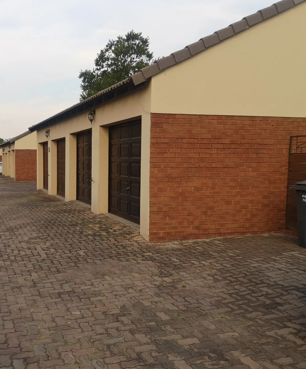 2Bed, 2Bath, 2Garage Simplex To Let.