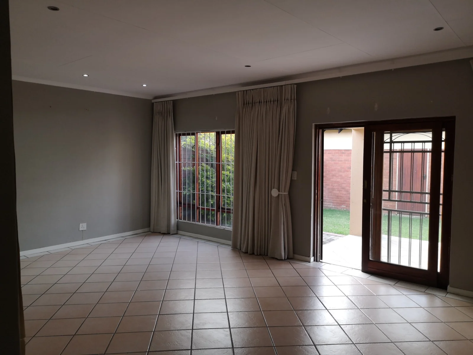 2Bed, 2Bath, 2Garage Simplex To Let.