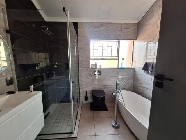 Modern & Spacious 3-Bedroom Duplex with Solar