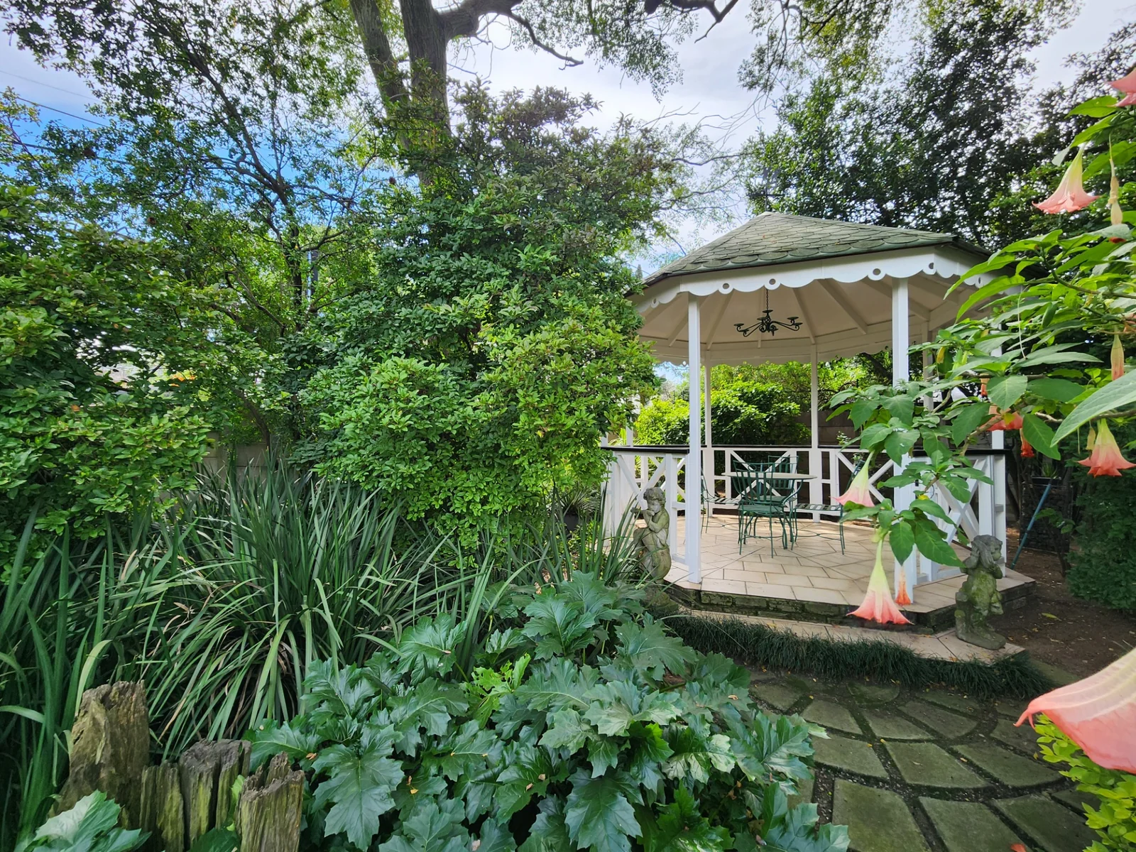 Light Filled Living, Curated Gardens and Energy Independence in Farrarmere