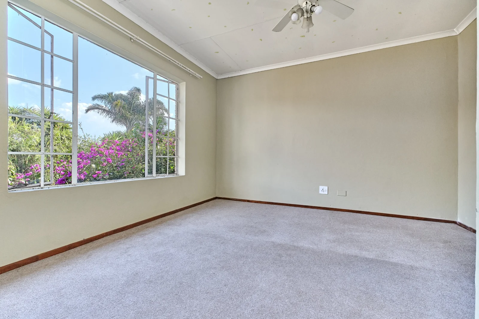 Stunning 3 Bedroom, 2 bathroom, pet friendly home