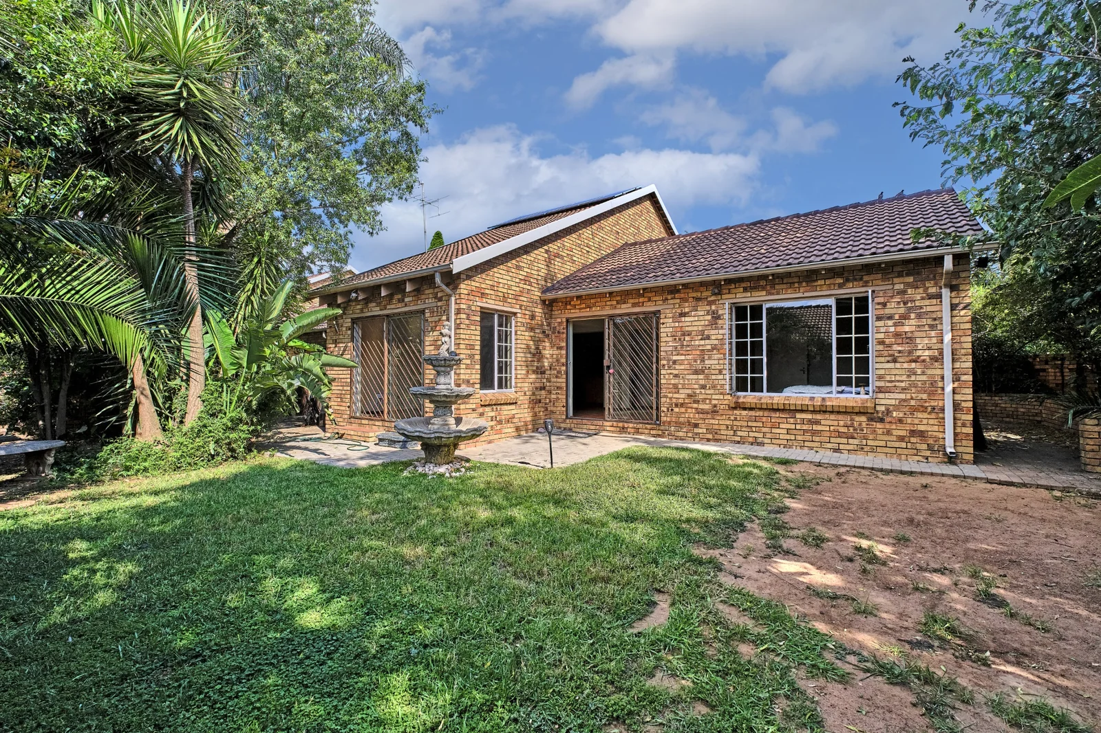 Stunning 3 Bedroom, 2 bathroom, pet friendly home