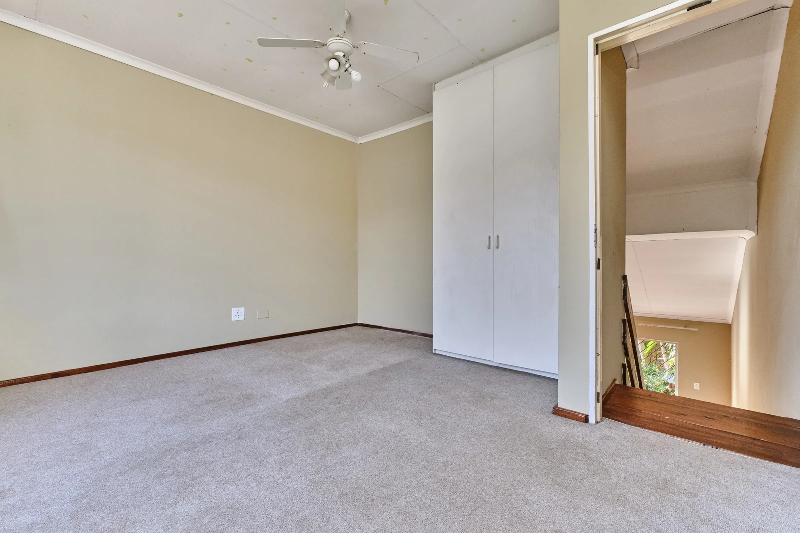 Stunning 3 Bedroom, 2 bathroom, pet friendly home