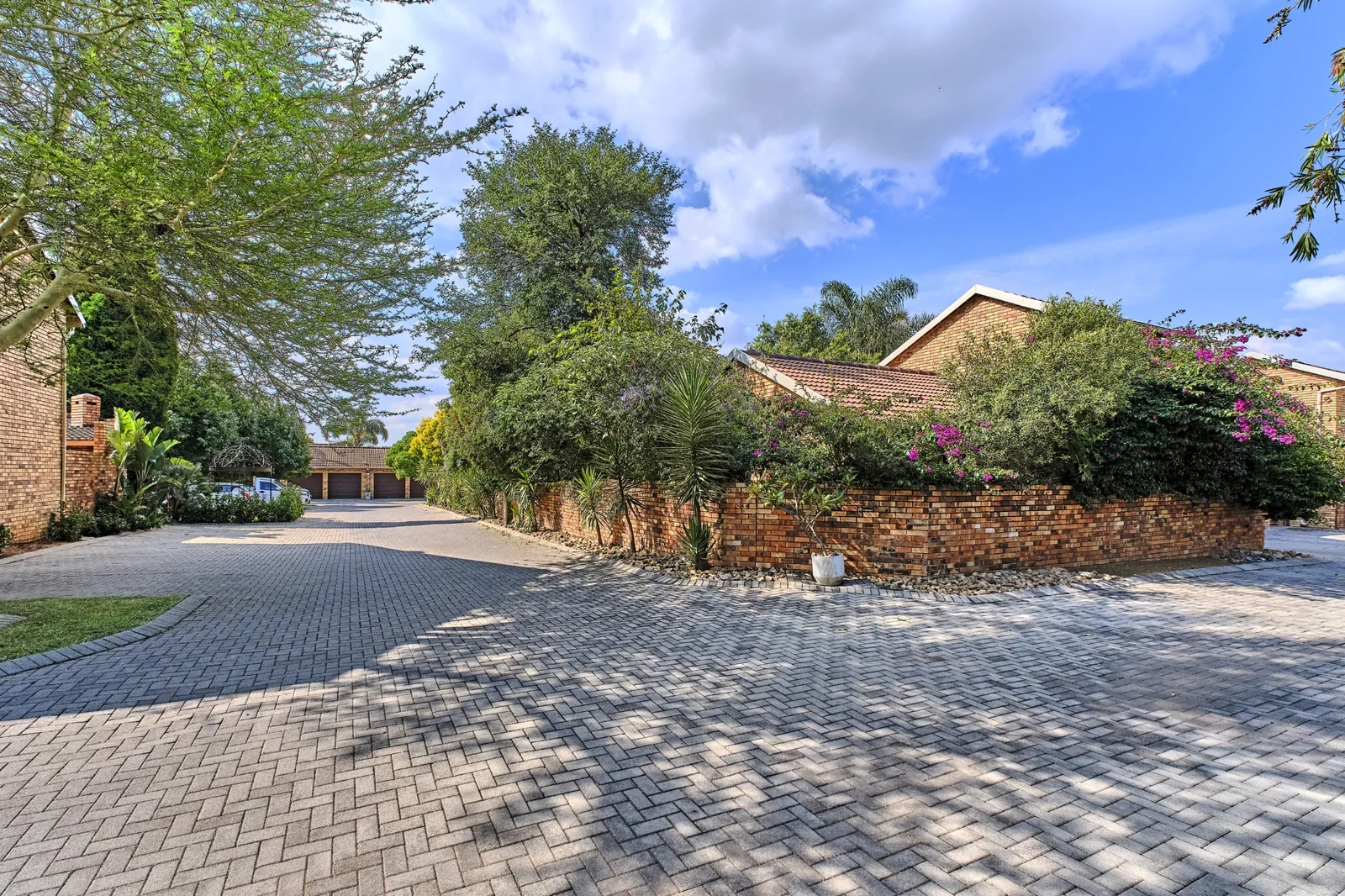 Stunning 3 Bedroom, 2 bathroom, pet friendly home