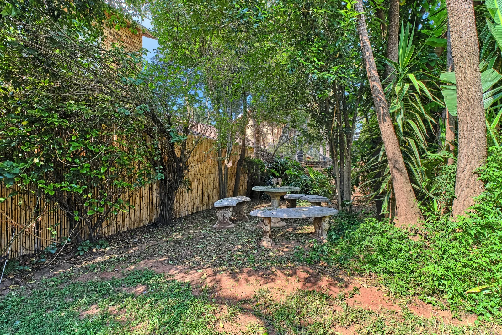 Stunning 3 Bedroom, 2 bathroom, pet friendly home