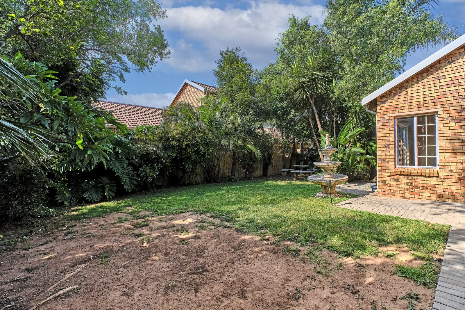 Stunning 3 Bedroom, 2 bathroom, pet friendly home