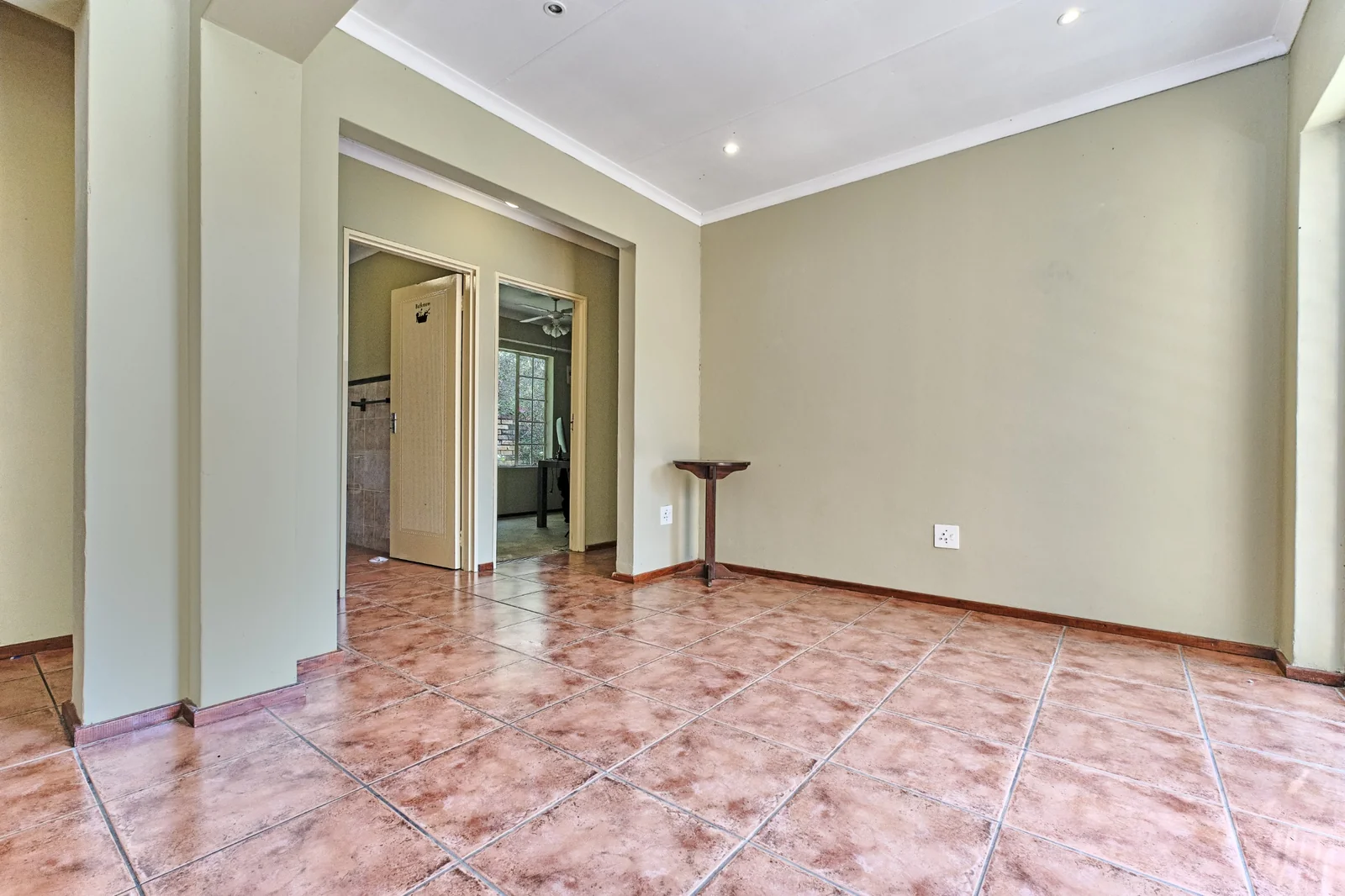 Stunning 3 Bedroom, 2 bathroom, pet friendly home