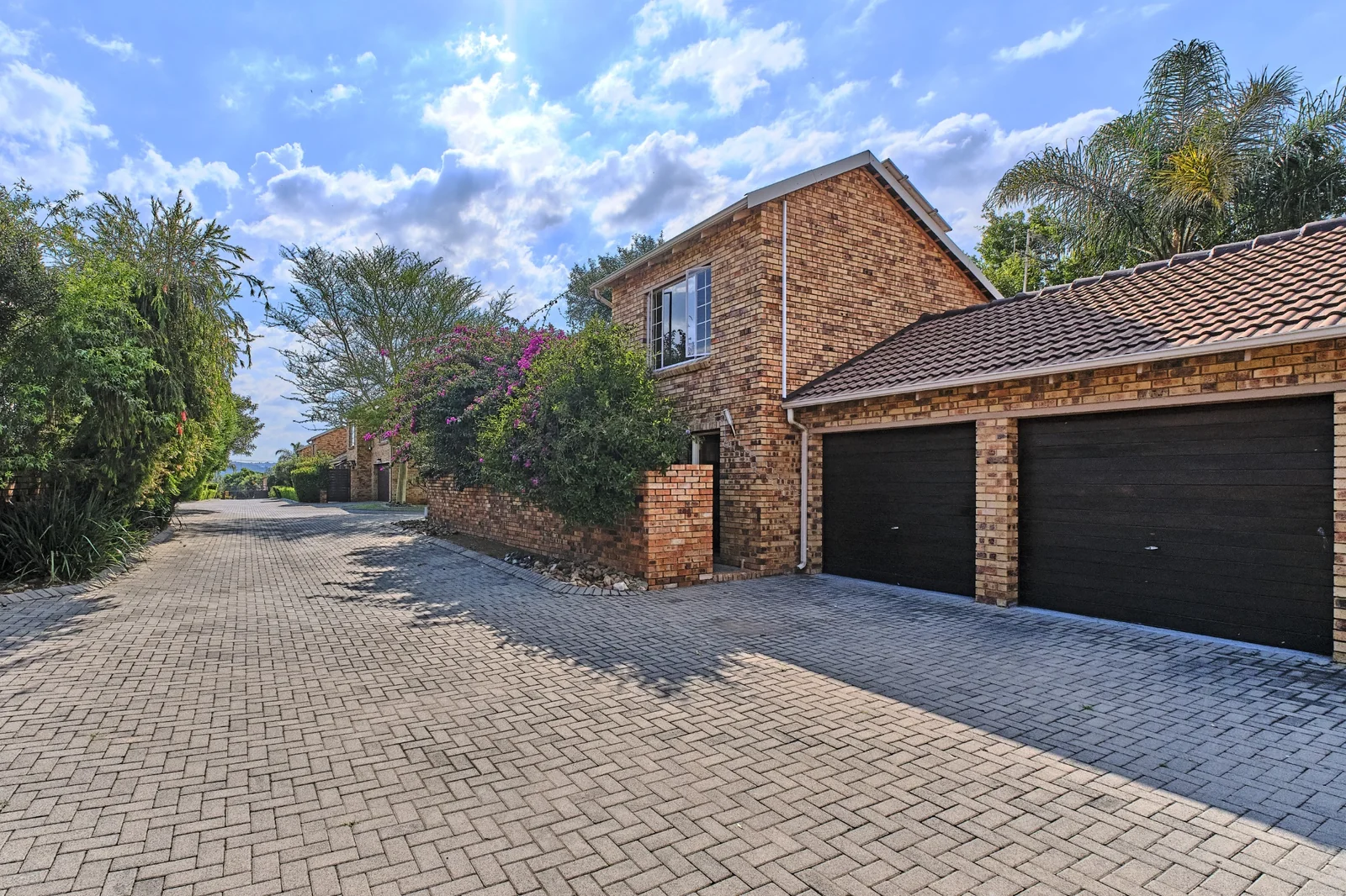 Stunning 3 Bedroom, 2 bathroom, pet friendly home