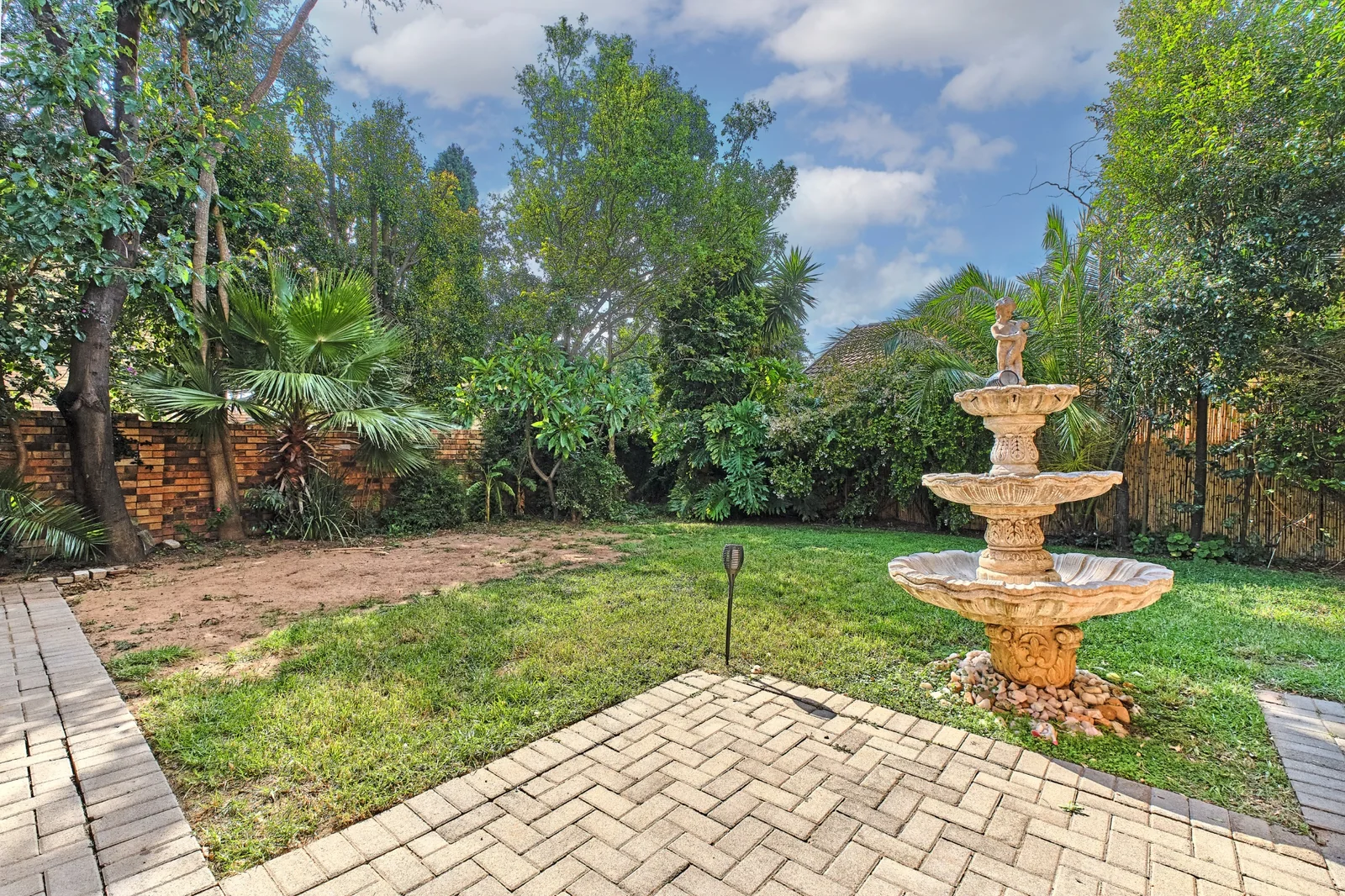 Stunning 3 Bedroom, 2 bathroom, pet friendly home