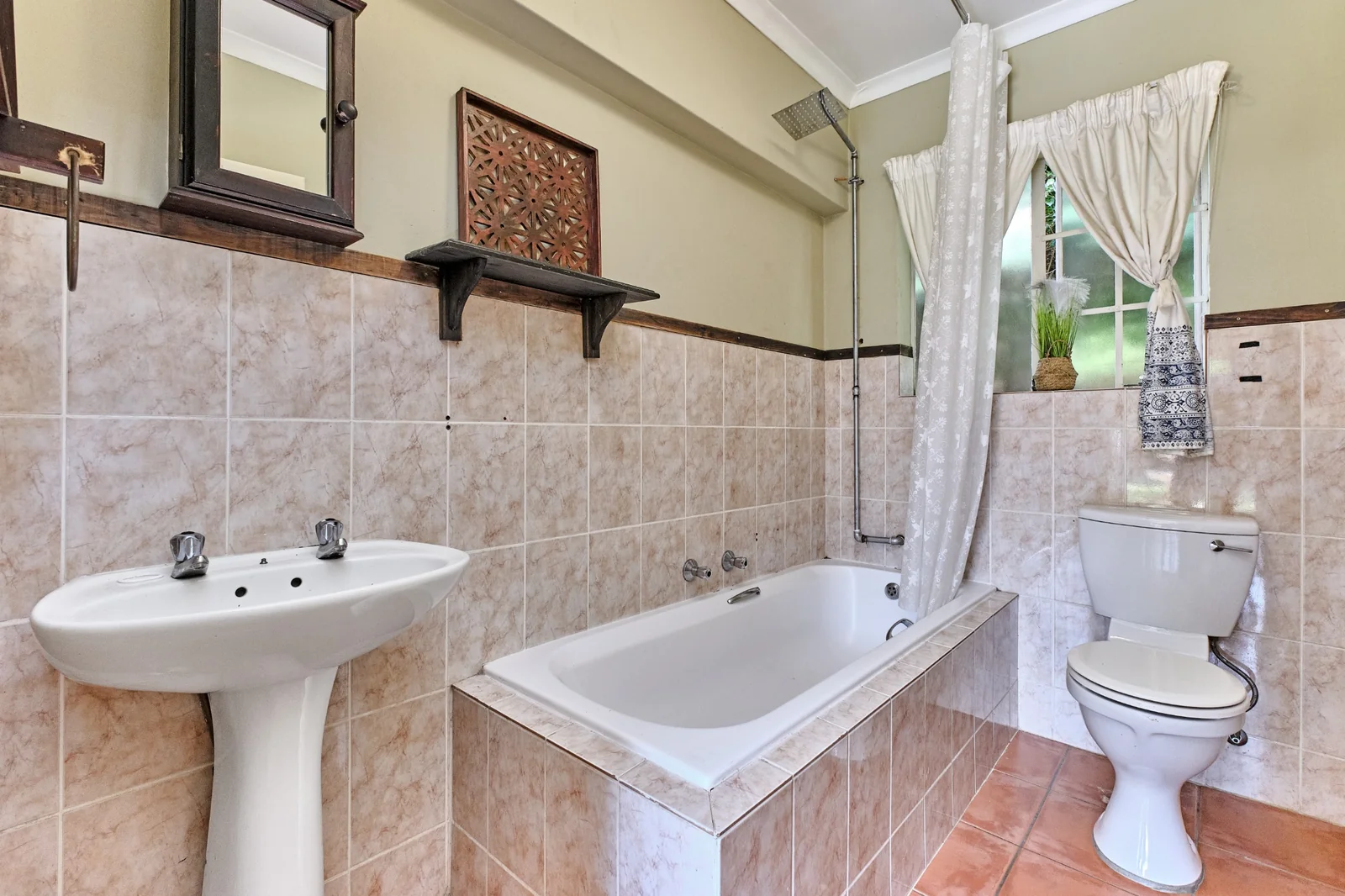 Stunning 3 Bedroom, 2 bathroom, pet friendly home