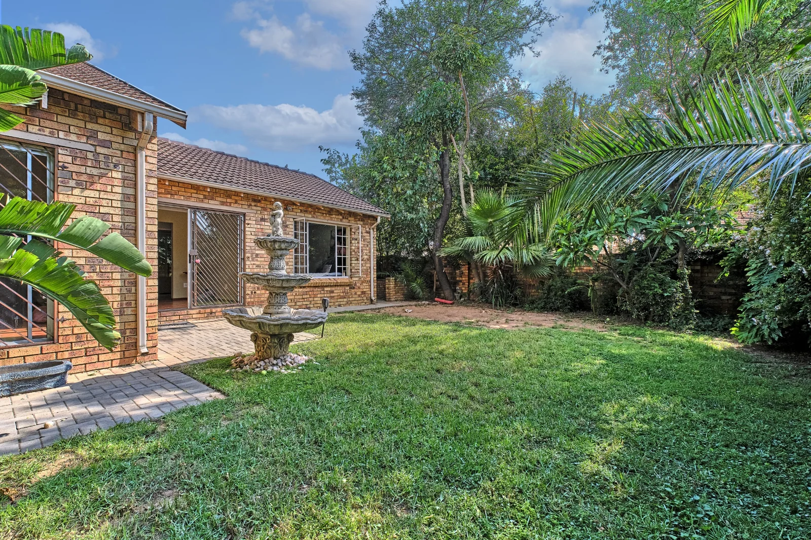 Stunning 3 Bedroom, 2 bathroom, pet friendly home