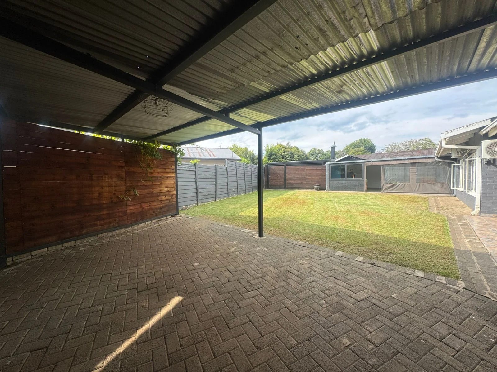 5 Bedroom, 3 Bathroom , Large Family Home On Extra Large Stand