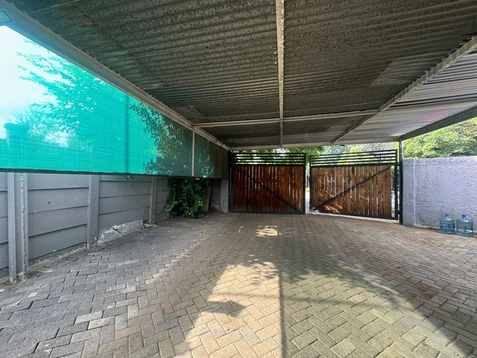 5 Bedroom, 3 Bathroom , Large Family Home On Extra Large Stand