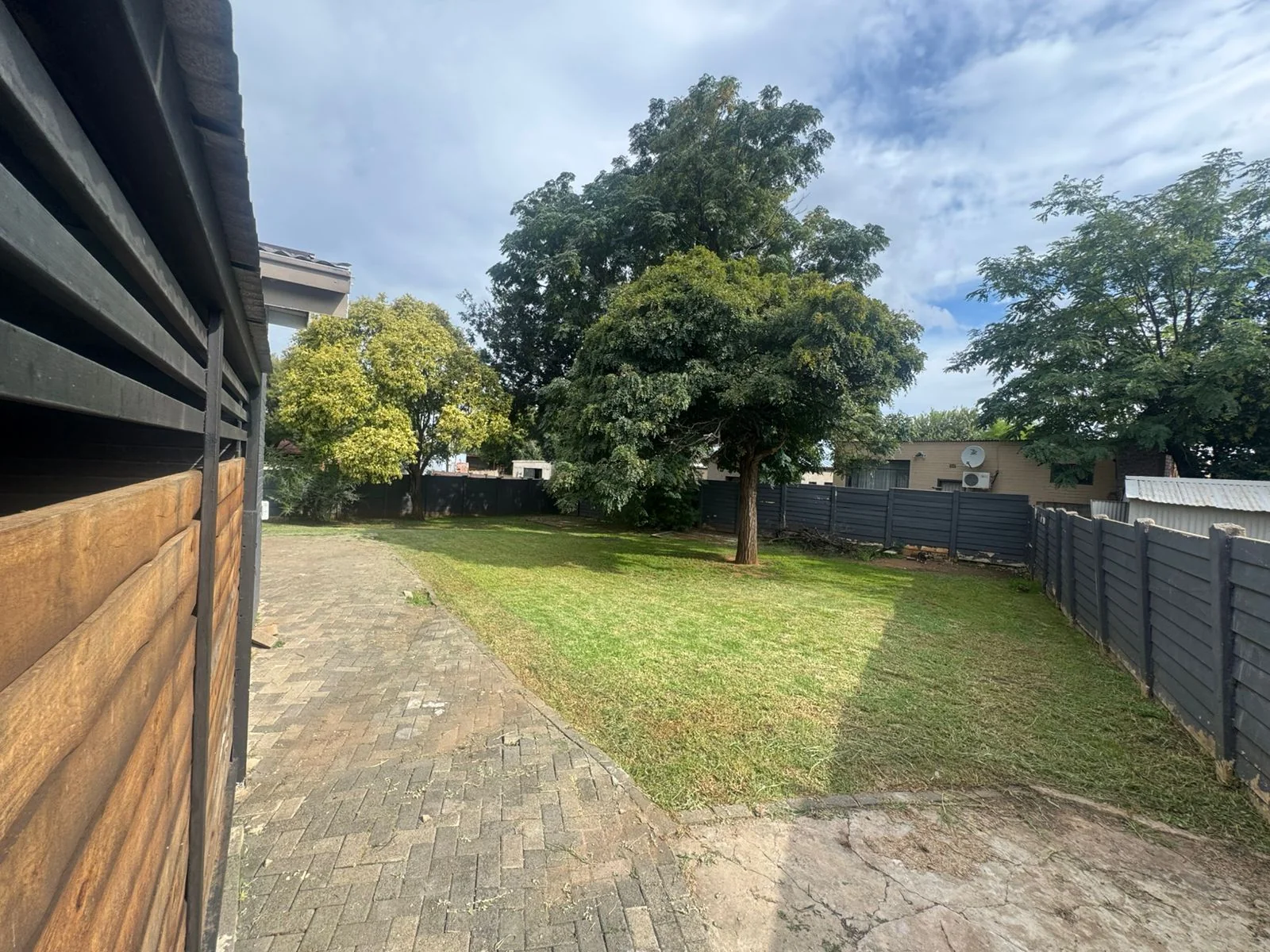 5 Bedroom, 3 Bathroom , Large Family Home On Extra Large Stand