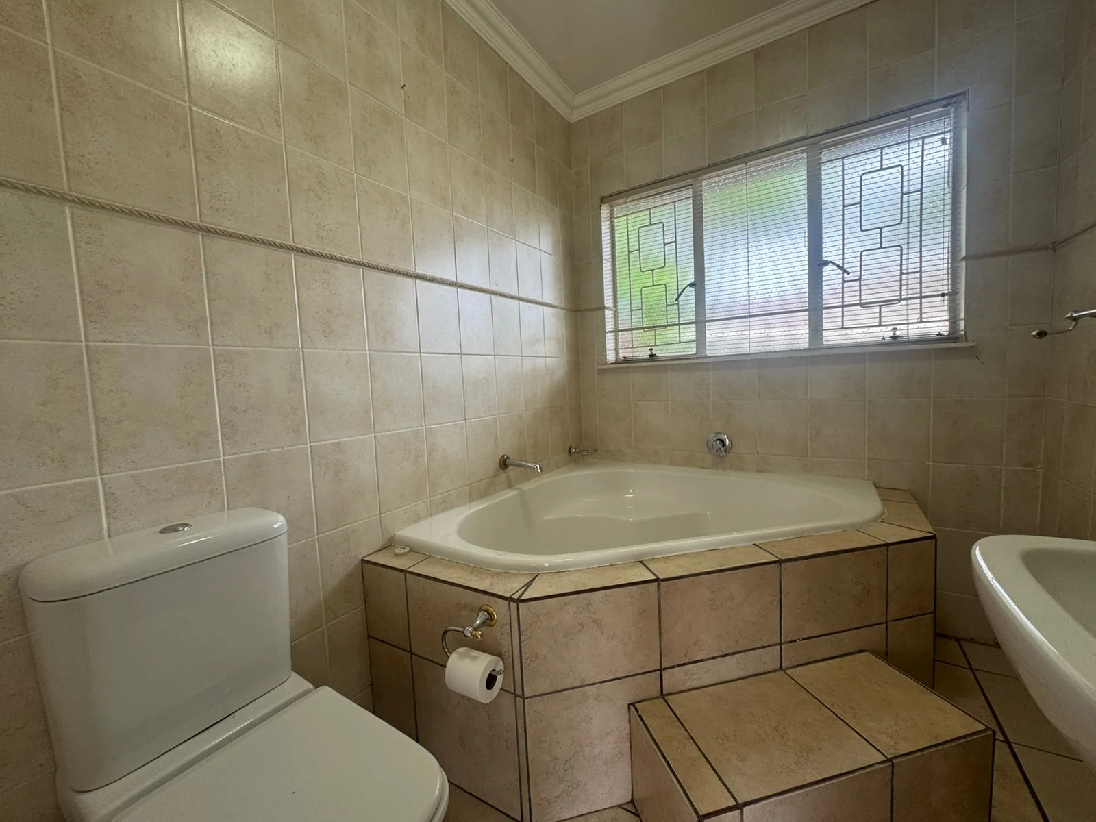 5 Bedroom, 3 Bathroom , Large Family Home On Extra Large Stand