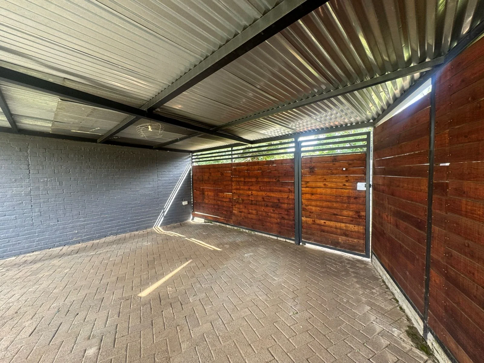 5 Bedroom, 3 Bathroom , Large Family Home On Extra Large Stand