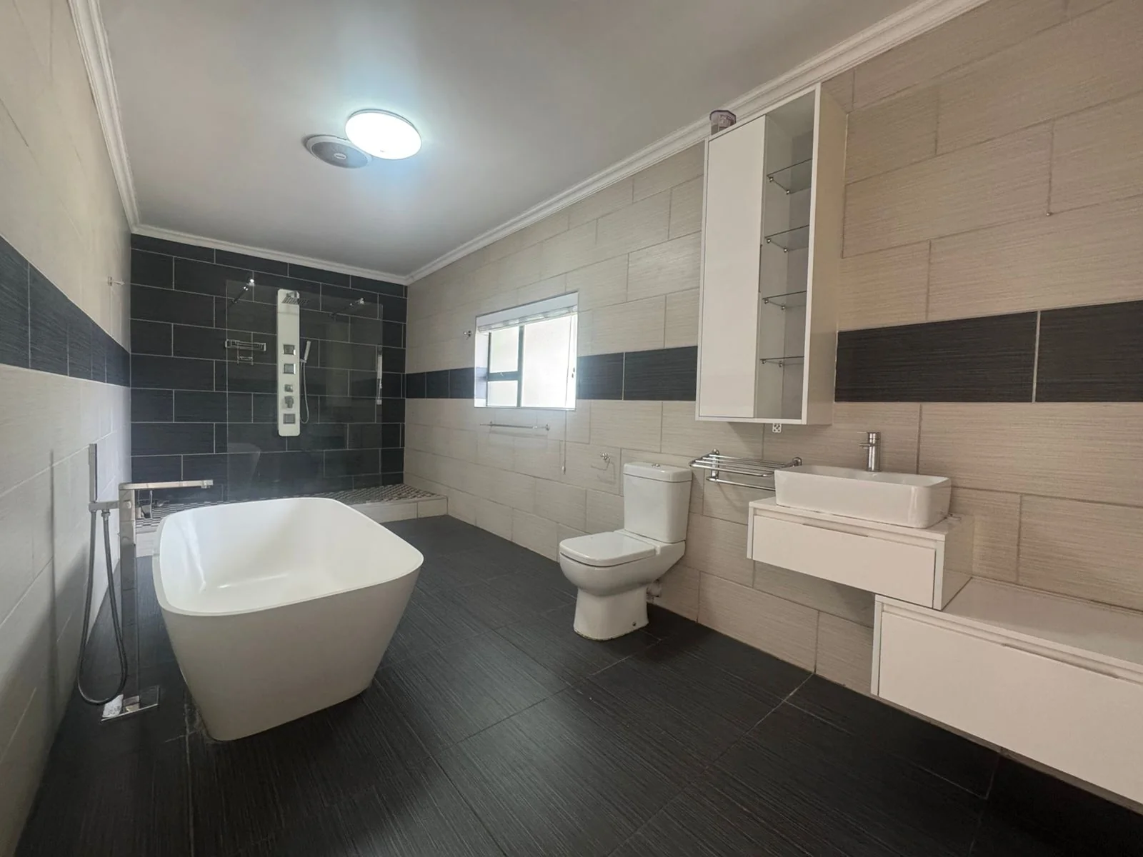 5 Bedroom, 3 Bathroom , Large Family Home On Extra Large Stand