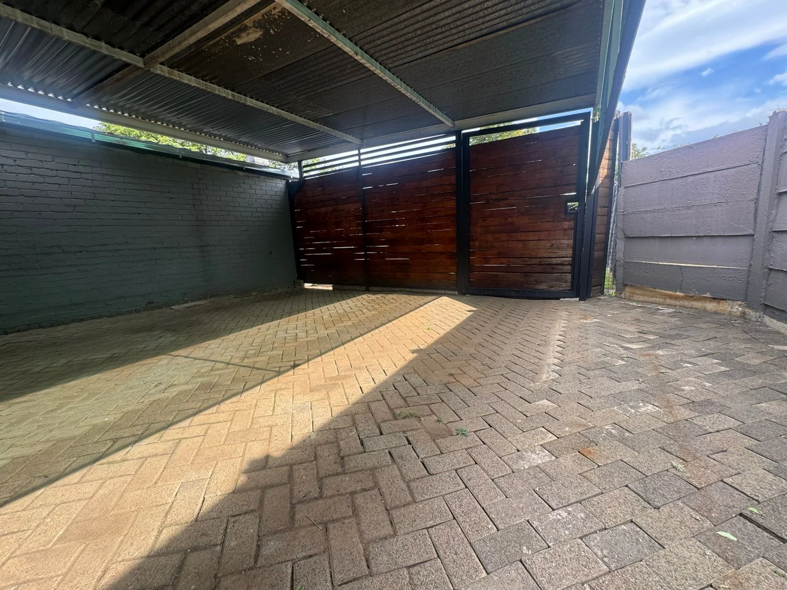 5 Bedroom, 3 Bathroom , Large Family Home On Extra Large Stand