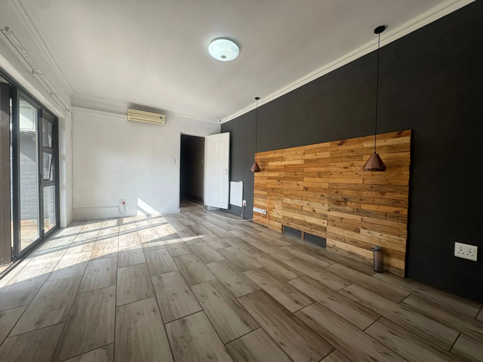 5 Bedroom, 3 Bathroom , Large Family Home On Extra Large Stand