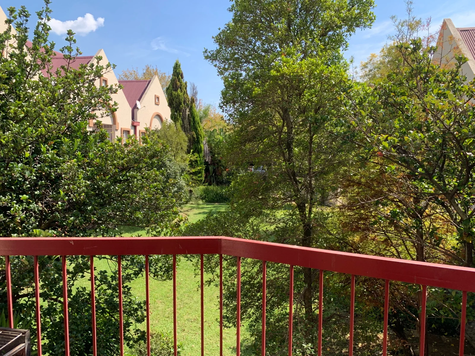 Spacious Corner Apartment in a Secure Complex – Ideal for Living or Investment