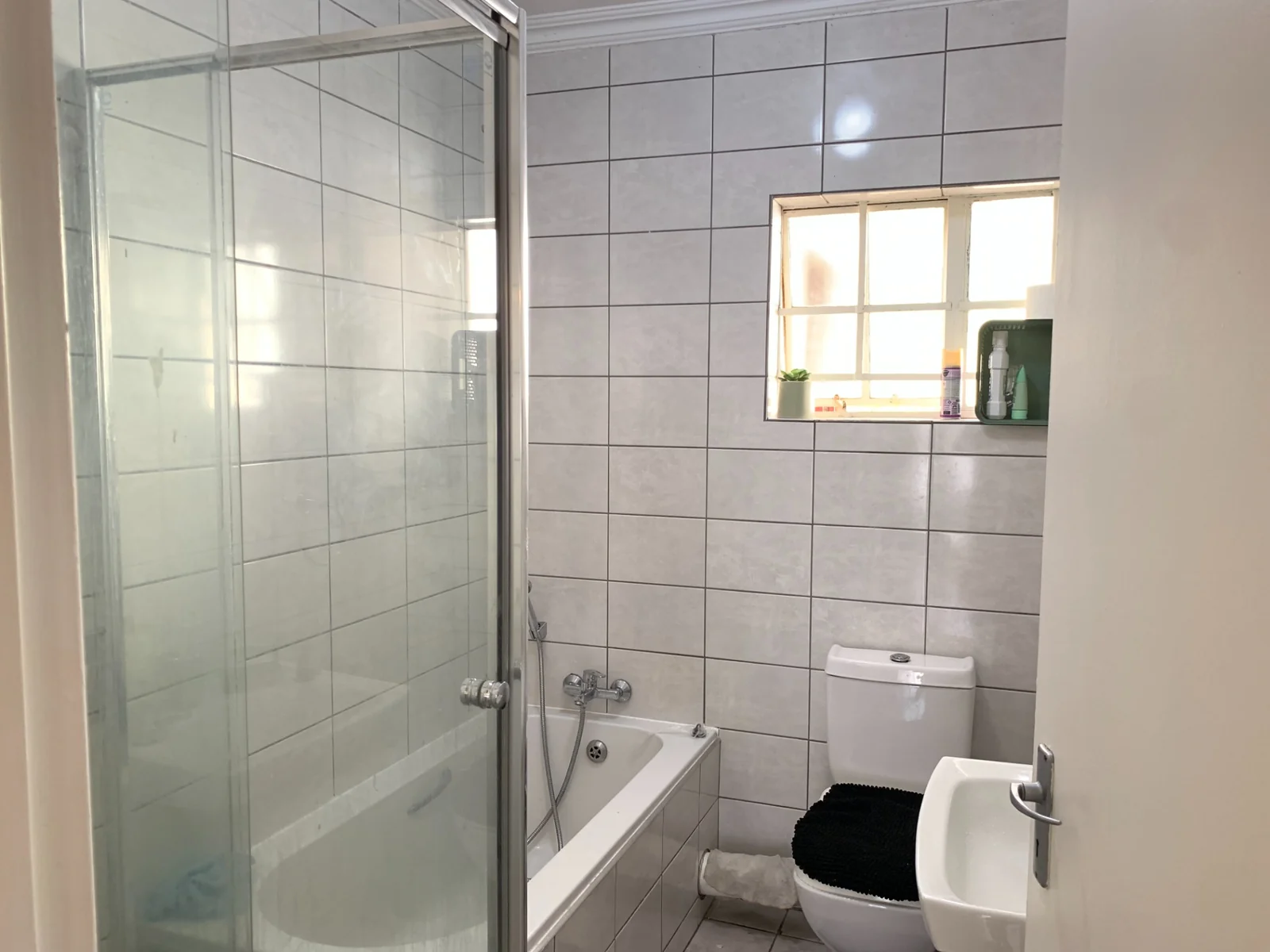 Spacious Corner Apartment in a Secure Complex – Ideal for Living or Investment